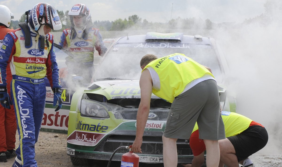 Jari-Matti Latvala auto tegi Poola rallil avarii ja süttis põlema.