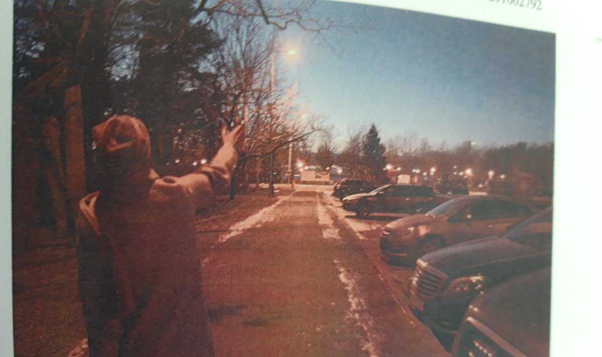 Mary Kross näitab politseile, kuhu teda väidetavalt rünnanud mehed suundusid