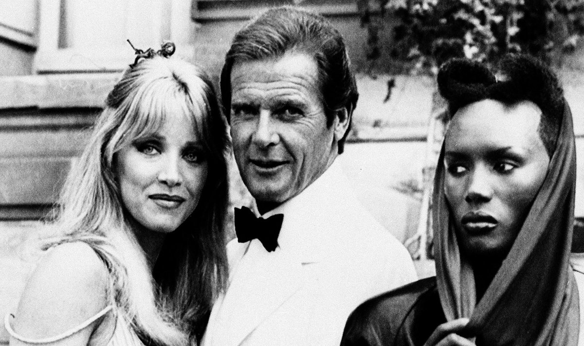 Roger Moore koos Bondi-tüdrukutega 1984. aastal