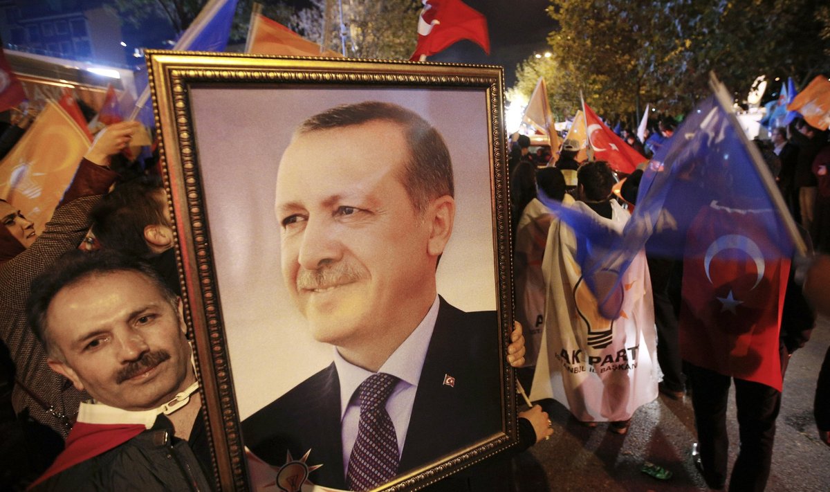 Valitsuspartei toetajate lippude ja presidendi portreega pühapäevaõhtune rõõmumiiting İstanbulis.
