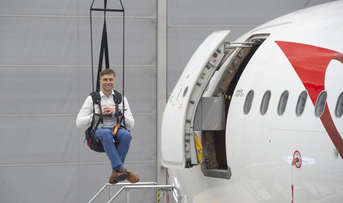 LENDAME! Risto Mäeots Tallinna toodud Austria reisilennuki kõrval. Mõne töö tarbeks tõmmatakse hooldustöötaja säärase istmega kõrgele õhku.