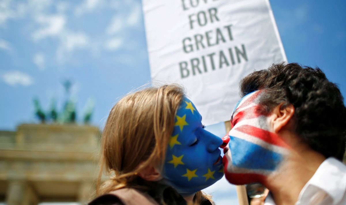 Suurbritannia armastab Euroopa Liitu ja Euroopa Liit armastab Suurbritanniat. Euroopa Liidust lahkumise vastased näitavad oma Suurbritannia-armastust  suudlemisega.