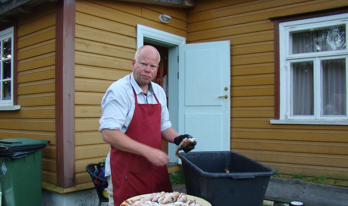 Kaarel Lauk, Ruhnu endine vallavanem, on küll kutseline kalur, aga selle ahvenakoorma tõi ta Saaremaalt. Ahven soola ja suitsuahju.