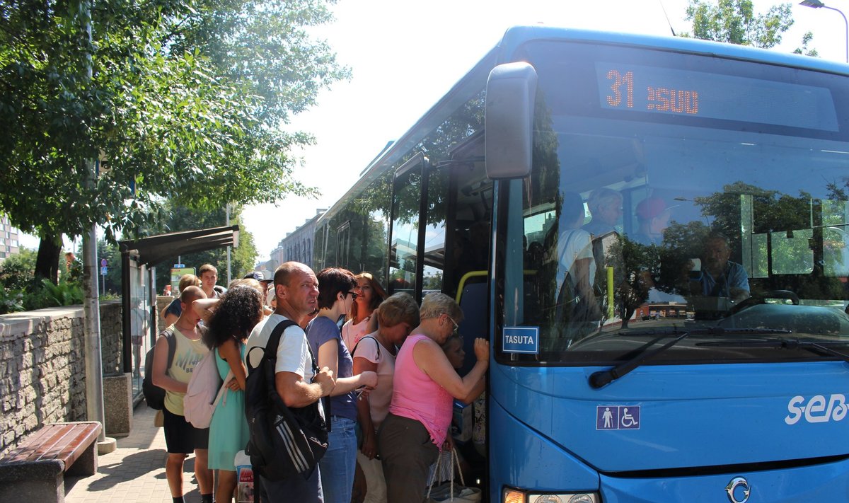 Narva ja Narva-Jõesuu liinil ei mahu paljud sõitjad bussidesse.