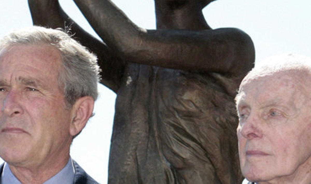 USA president George W. Bush koos USA välissuhete komitee esimehe Tom Lantosega kommunismiohvrite memoriaali avamisel.