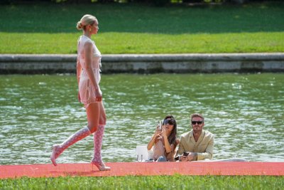 Victoria ja David Beckham. Modellina kõnnib Gigi Hadid.
