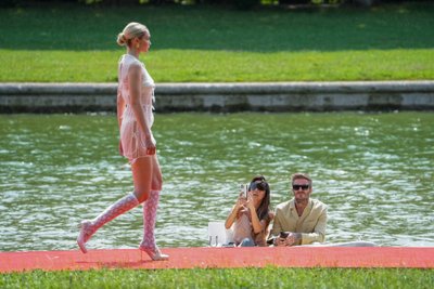 Victoria ja David Beckham. Modellina kõnnib Gigi Hadid.
