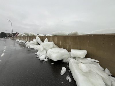 Некоторые куски льда уже успели прорваться свалиться на дорогу.