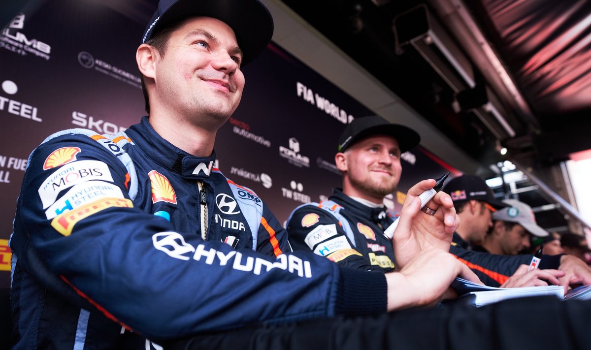 Teemu Suninen (vasakul) ja Esapekka Lappi jagavad Hyundais ilmselt kolmanda sõitja kohta.