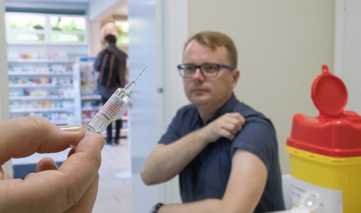 Eesti Päevalehe ajakirjanik proovis eile omal nahal järele, kuidas apteegis vaktsineerimine käib.