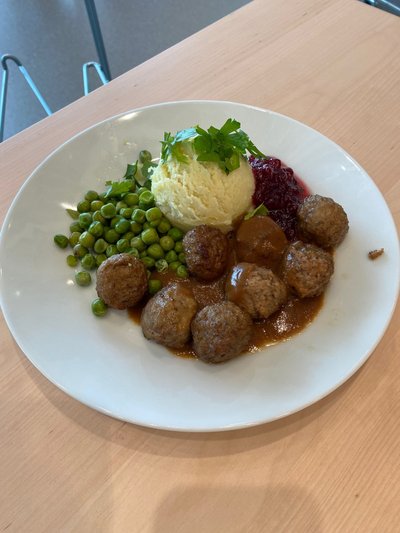Rootslaste lihapallid on ausad, suts pohlamoosi ja pruun kaste muutsid need veelgi hõrgumaks.
