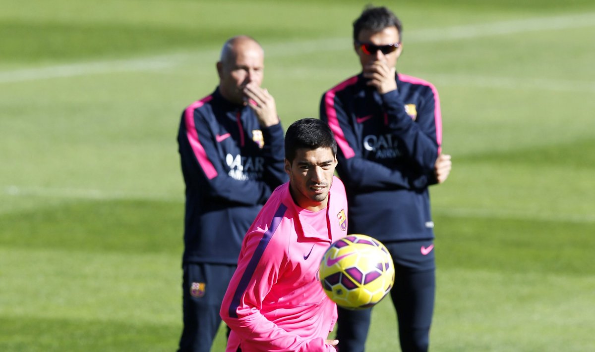 Luis Enrique (taga paremal) jälgib hoolikalt Luis Suareze tegutsemist treeningul.