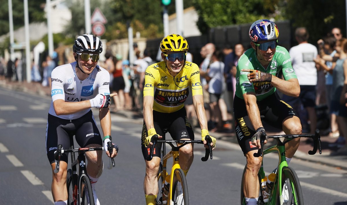 Jonas Vingegaard (keskel) võitis teise taanlasena Tour de France’i. Kahel eelmisel aastal võitnud Tadej Pogačar (vasakul) pidi tänavu leppima teise kohaga.