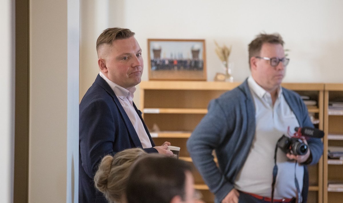 Deniss Boroditš (vasakul) peab 4. augustiks otsustama, kas ta taastab oma volitused Tallinna linnavolikogus samal ajal, kui ta TLT juhina tööle asub.