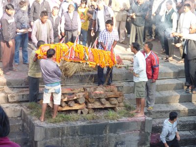 Põletusmatus Nepaalis Katmandu hindude templis.