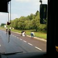 LUGEJA FOTO: Bussijuht ja reisijad aitasid pardipojad üle tee