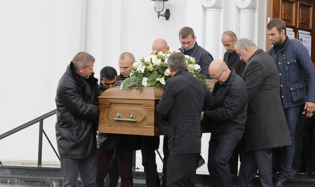 Allilmaliidri matustel on oluline jälgida, kes kannavad kirstu. Nemad on allilmas autoriteedid. Tarankovi matustel olid kirstukandjad Slava Gulevitš, Boriss Malinovski, Oleg Martavoi, Eduard Košljakov ja teised.