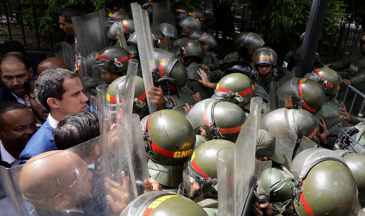 Hääletama siirdunud Juan Guaidó tee parlamenti tõkestasid politseinikud ja rahvuskaartlased.