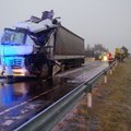 ФОТО | На скользкой дороге столкнулись два грузовика
