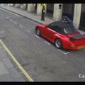 VIDEO: Jultunud varganägu püüab Porschet Karlssoni moodi pihta panna - läbi katuse!