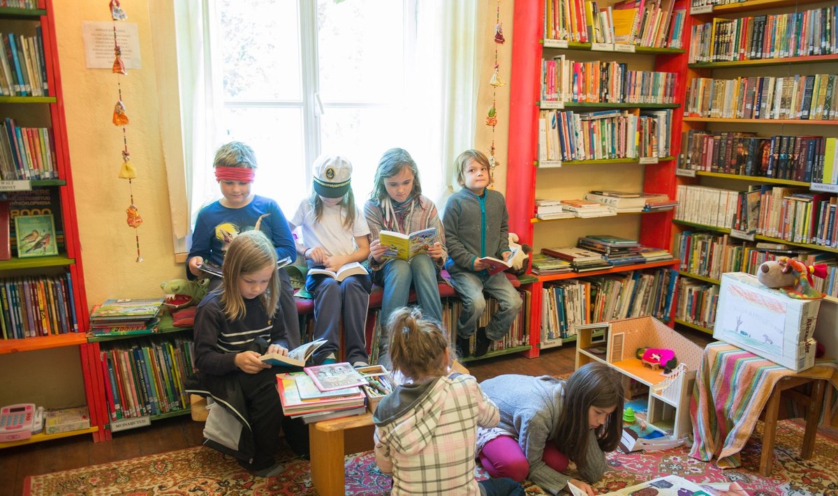 Võrumaal Sänna mõisas asuva Leiutajate Külakooli raamatukogus loevad lapsed innuga.