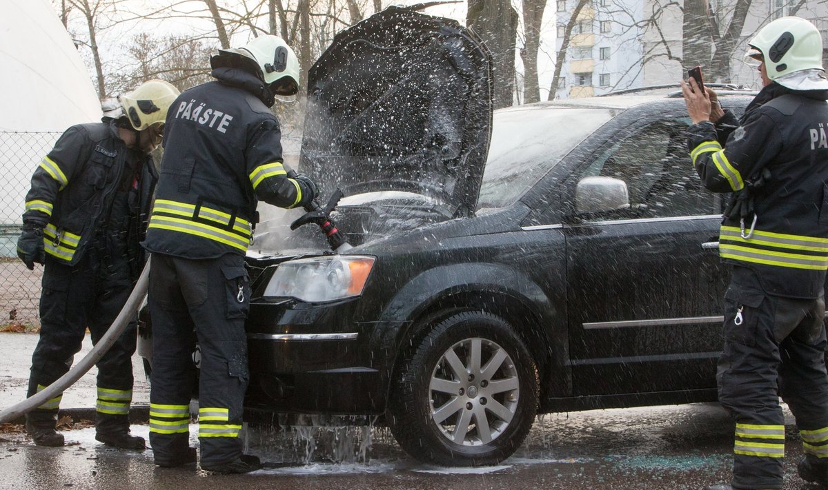 Põleva auto kustutamine. Foto on illustratiivne!