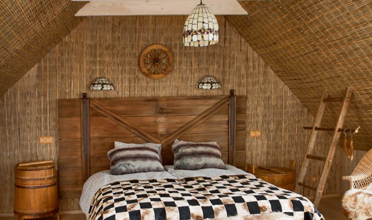 Tahkuranna vallas asuva Nurka talu külalistemaja magamistoas kohtuvad eri kultuurid. Looduslik seinamaterjal, ehtsad nahad, puidust anumad – siin on mõjutusi  nii Aafrikast kui ka Eesti talupojakultuurist.