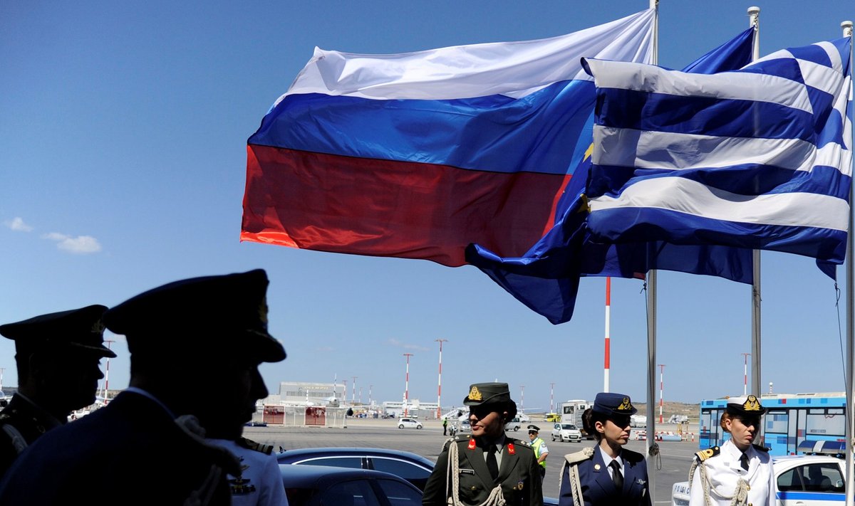 Kreeka ja Venemaa lipud.