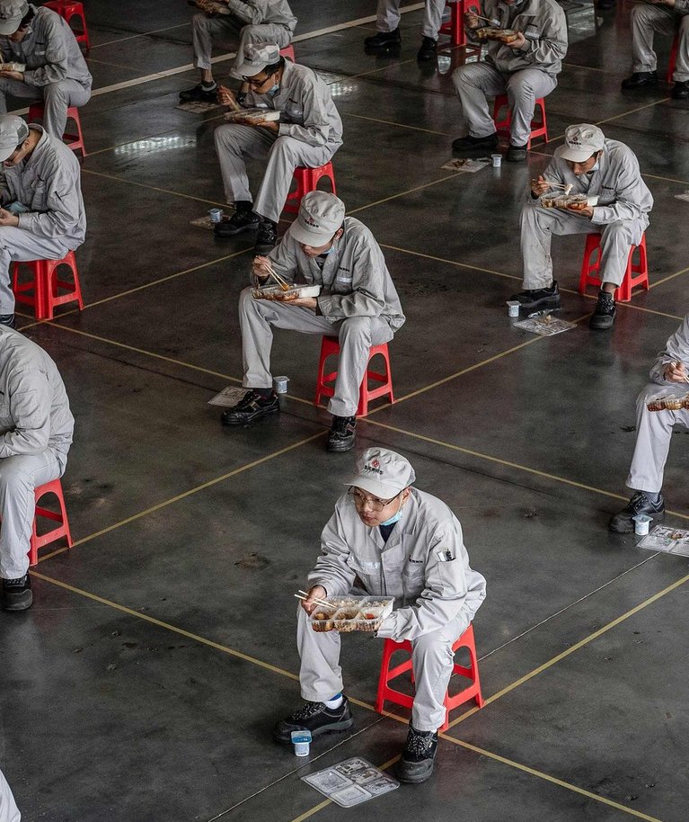 TAGASI TÖÖL: Wuhanis asuva Dongfeng Honda autotehase töölised peavad lõunapausi. Koroonaviiruse leviku ennetamiseks hoitakse teineteisega distantsi.