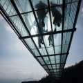 Десятки китайских туристов застыли на самом длинном стеклянном мосту в мире