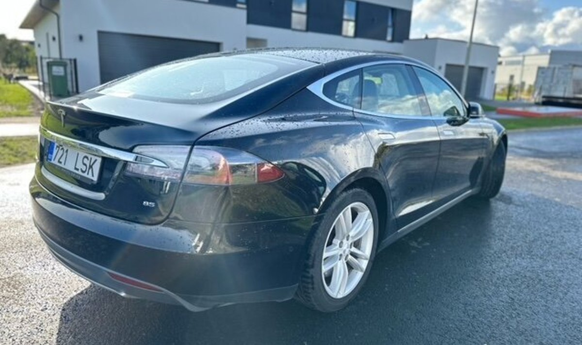 PILKUPÜÜDEV DIIL: 310 000eurose hinna sees on muidu vähemalt 40 000 eurot maksev Tesla.