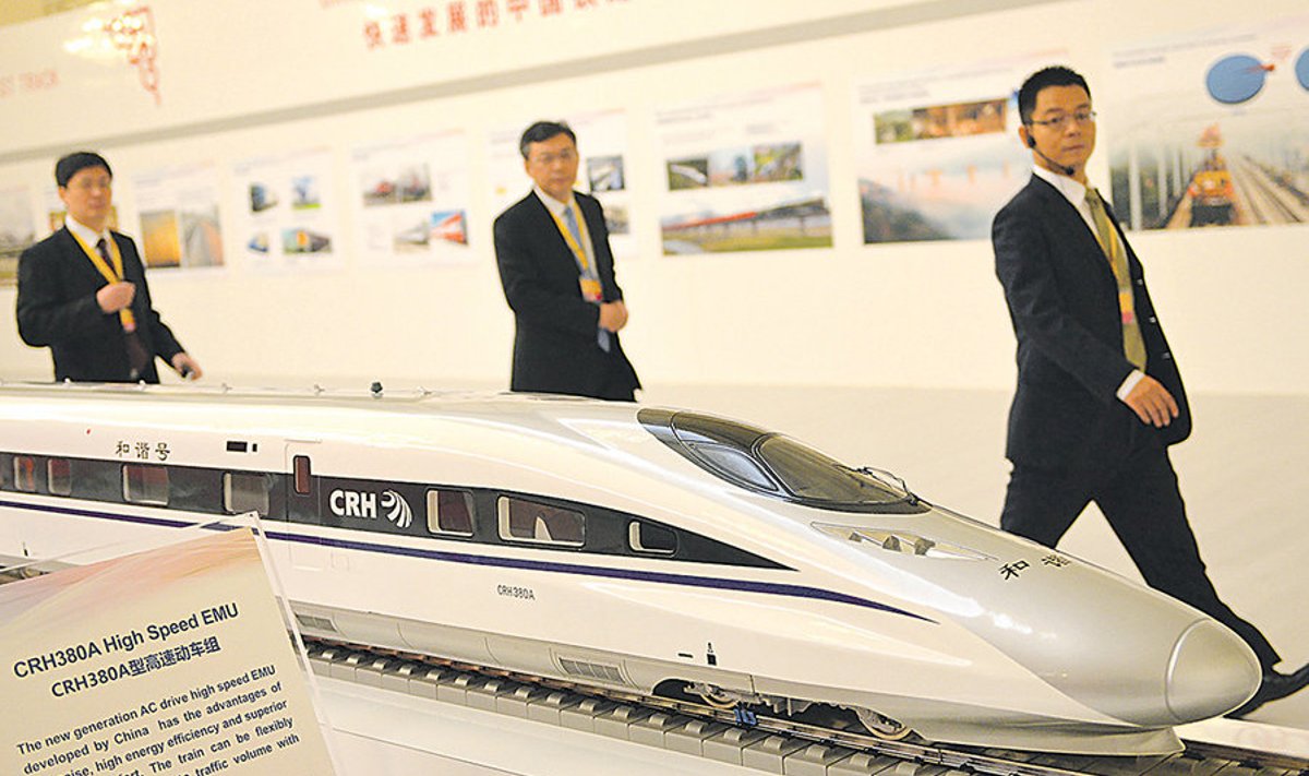 Hiina ja idapoolsete Euroopa riikide tippkohtumisel Bukarestis näidati mudelit Hiinas toodetavast kiirrongist, mis sõidab kuni 380 km/h. Muude suurte taristute seas pakub Hiina Kesk- ja Ida-Euroopa riikidele ka raudteeliinide rajamist. 