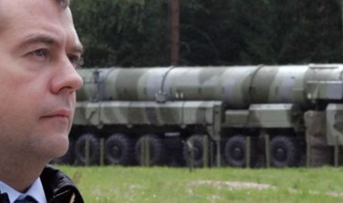 Vene strateegiline raketikompleks Topol-M ja president Dmitri Medvedev