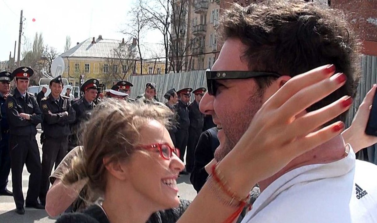 ARMASTUS EI KÜSI: 2012. aasta mai Moskva kesklinnas. Vene opositsiooni esikaunitar Ksenia Sobtšak on just lõpetanud valgete nelkide jagamise meeleavaldust takistavatele politseinikele ning embab tuntud näitlejat Maksim Vitorganit, kellega ta hiljem abiellus.