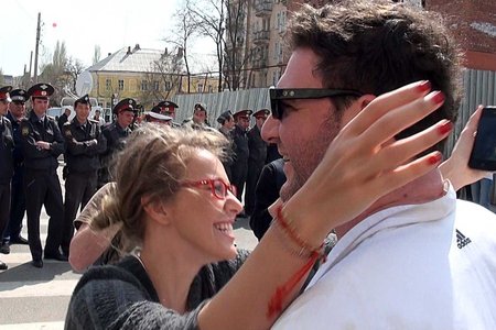 ARMASTUS EI KÜSI: 2012. aasta mai Moskva kesklinnas. Vene opositsiooni esikaunitar Ksenia Sobtšak on just lõpetanud valgete nelkide jagamise meeleavaldust takistavatele politseinikele ning embab tuntud näitlejat Maksim Vitorganit, kellega ta hiljem abiellus.