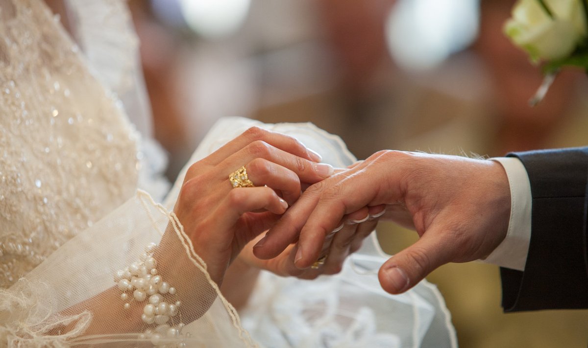 Жених и невеста обмениваются кольцами