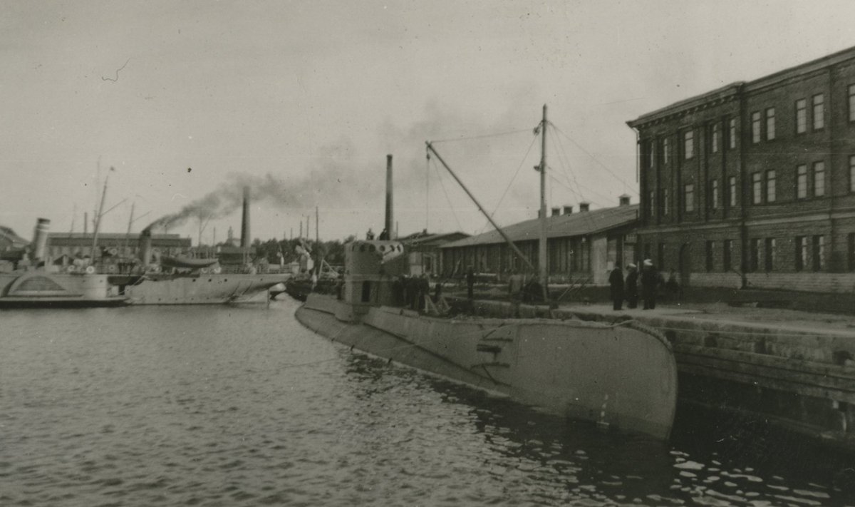 Poola allveelaev Orzel Tallinna sõjasadamas 16.–17. septembril 1939. aastal. Taamal miini­veeskjad Suurop ja Ristna.