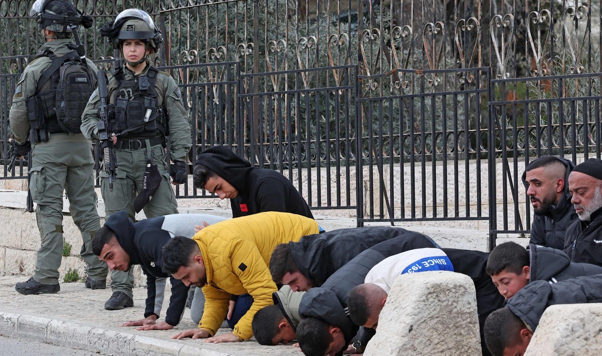 Iisraeli sõdurid ja palestiinlased okupeeritud Jeruusalemmas. Kuna nooremaid mehi mošeesse julgeolekukaalutlustel ei lasta, pidid nad reedeseid palvusi pidama tänaval.