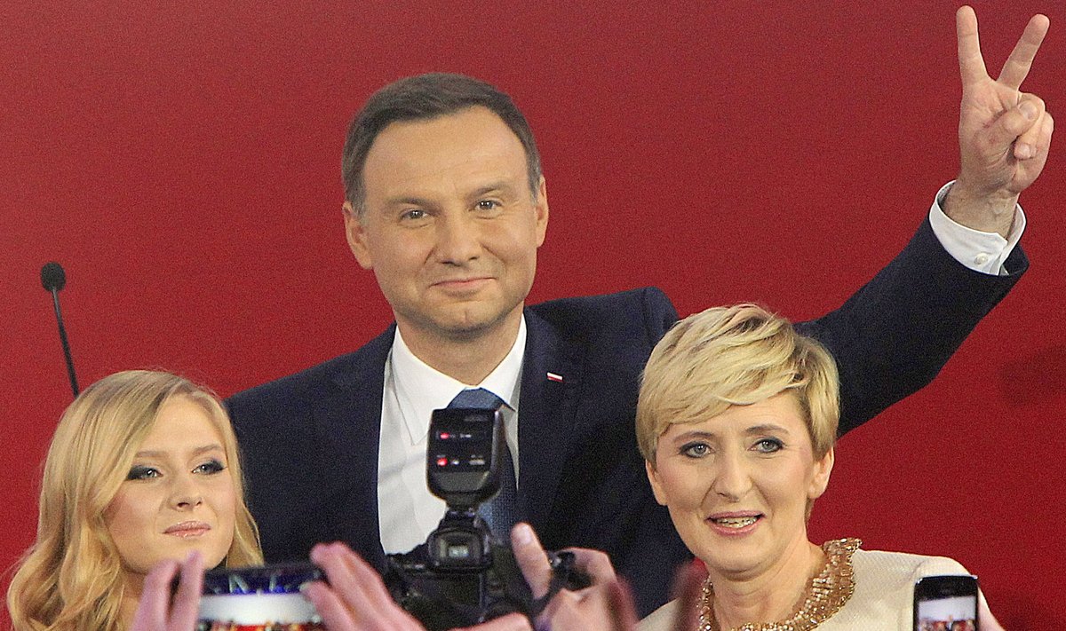 Poola presidendiks valitud Andrzej Duda tähistab võitu tütar Kinga ja abikaasa Agataga.
