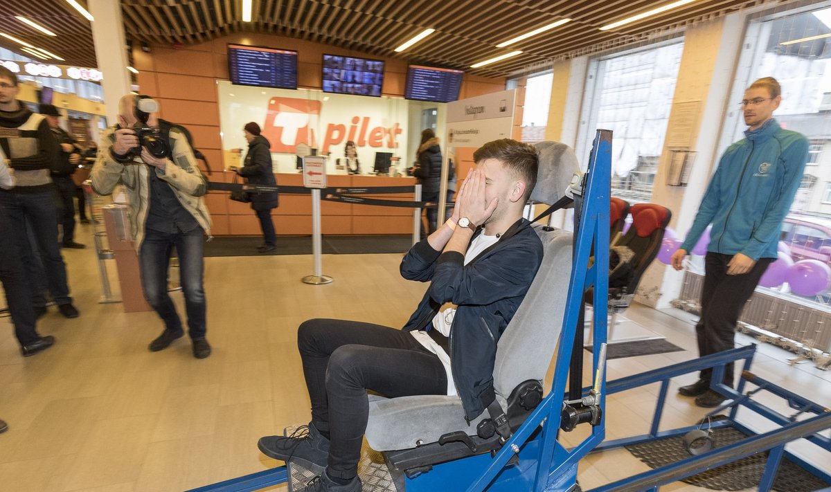 Tallinna bussijaamas testiti 2016. aastal turvavöö vajalikkust laupkokkupõrke simulaatori abil