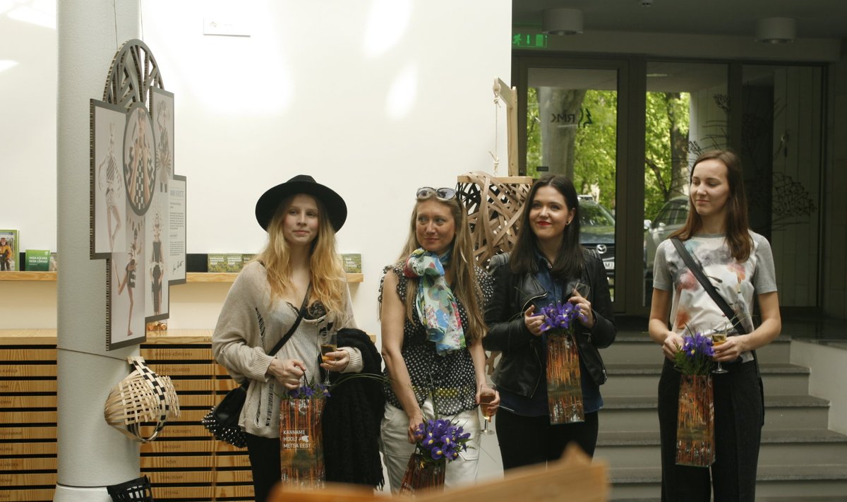 Pildile on jäänud osa näituse kokkupannud tudengitest: vasakult Pilvi Tammoja, Kadri Veisner, Mariliis Niine ja Teele Koel.