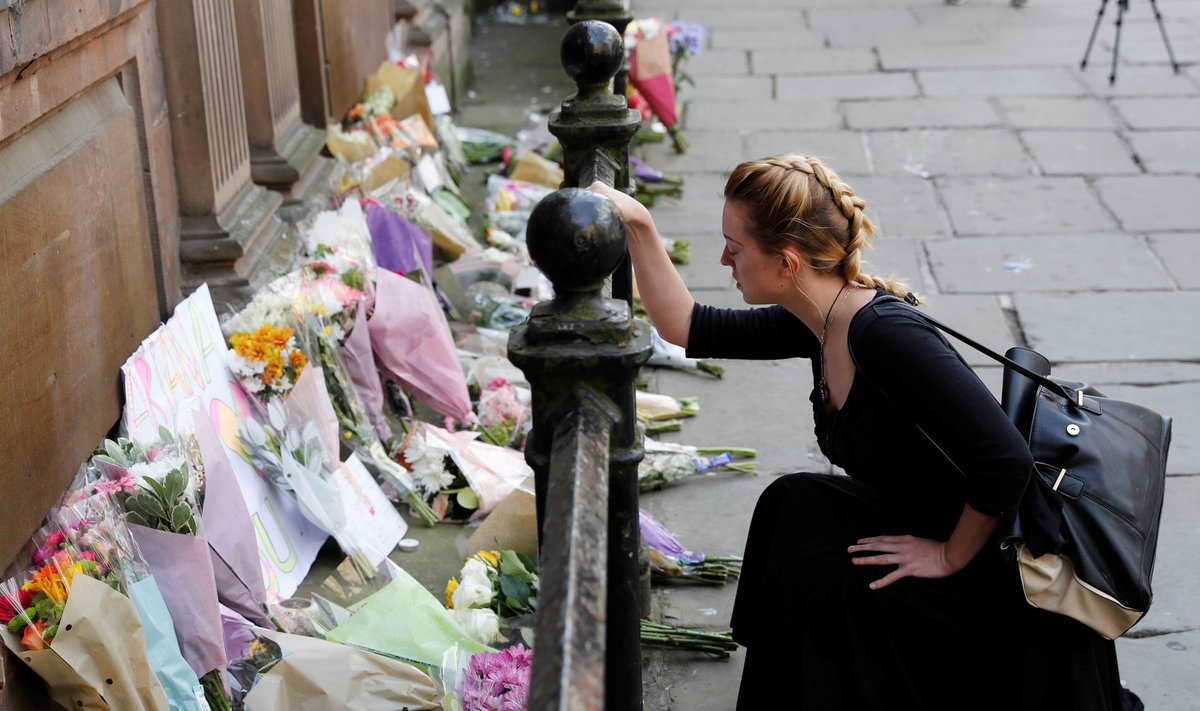 Manchester leinab. Terroriaktis hukkus vähemalt 22 inimest.