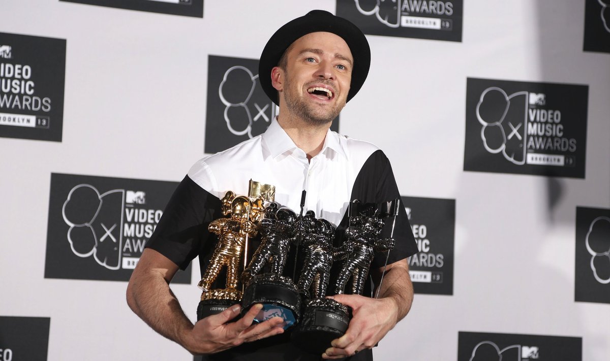 Justin Timberlake poses with his multiple Moonman awards during the 2013 MTV Video Music Awards in New York