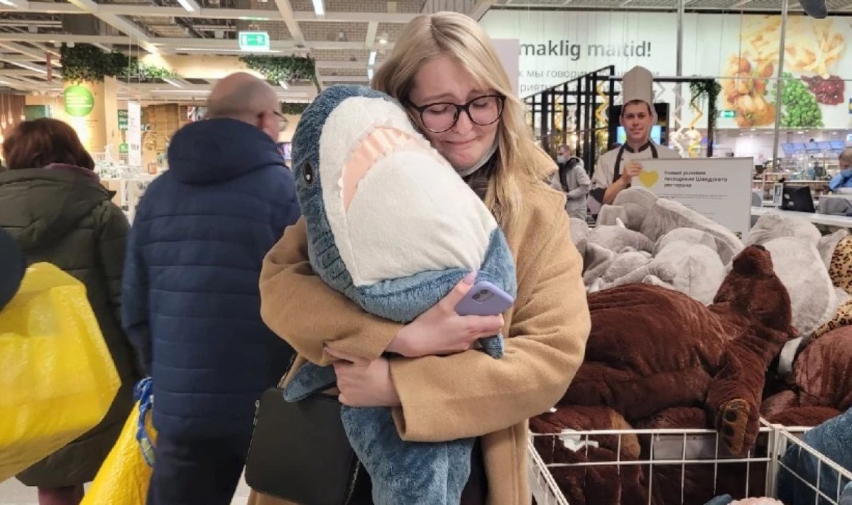 "Последний день Икеи". После объявления о закрытии магазинов IKEA 3 марта 2022 года в России, люди штурмовали магазины