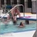 VIDEO | Rõveduse tipp! Naine hakkas inimesi täis basseinis oma karvaseid jalgu raseerima, lapsed sulistasid pahaaimamatult kõrval