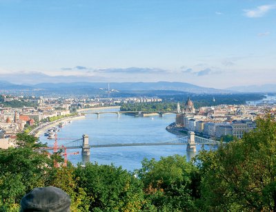 Vaade Budapesti kuulsatele sildadele Buda poolel asuvalt Gellérti kindlusmäelt.
