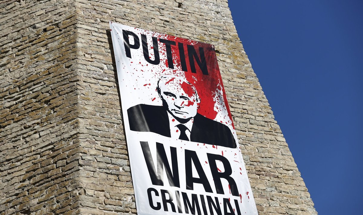 Антивоенный плакат на стене Нарвского замка