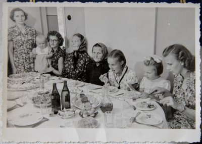 Tõenäoliselt 1954. aastast pärit pildi keskel on Meila (söömas) ja tema vanaema.