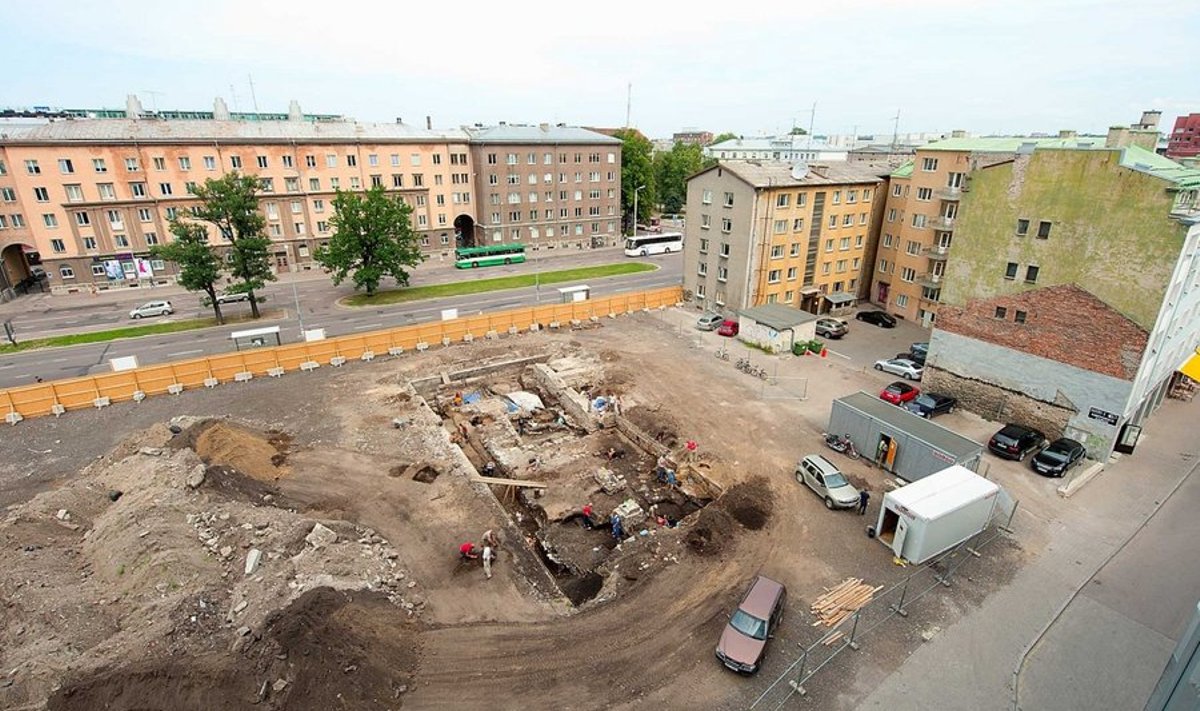 Tartu mnt 1 auk: Kunstiakadeemia tulevane asukoht Tallinna kesklinnas. Detail­planeeringu vaidlustanud Ester Palmile kuulub parempoolne rohelise seinaga kortermaja. 