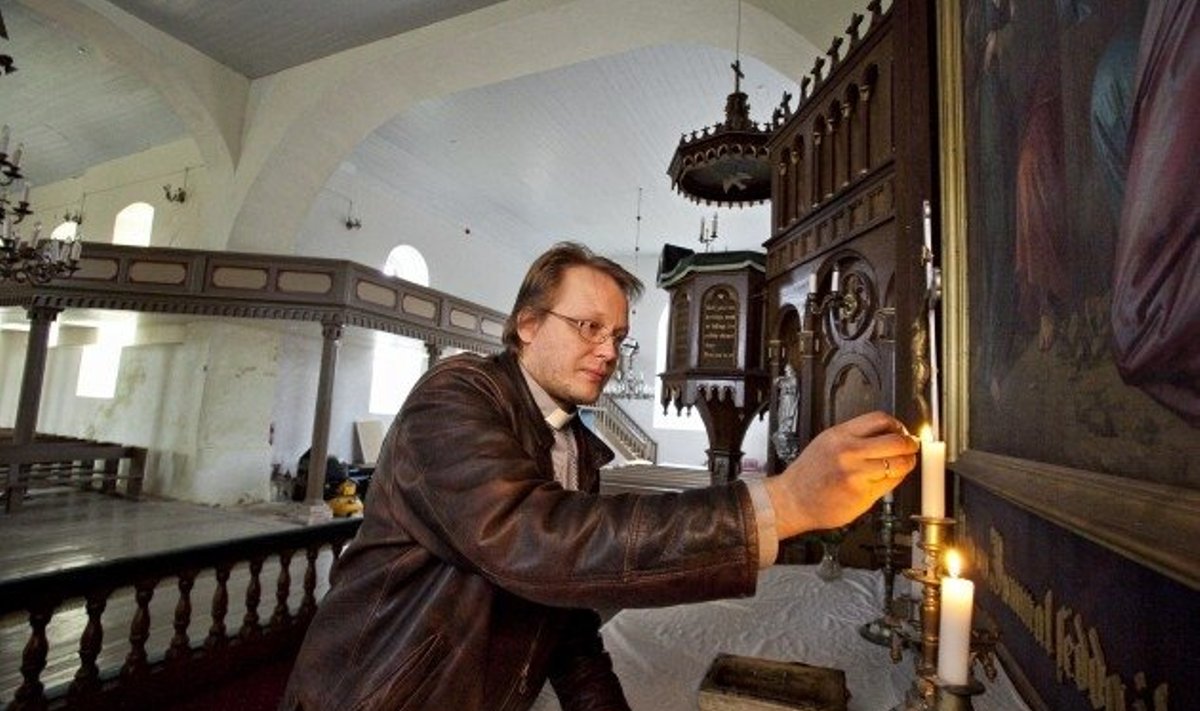 EELK Võnnu Jakobi koguduse õpetaja Urmas Paju sõnul pole küünalde tõttu Eesti kirikutes viimastel aastasadadel tulekahjusid tekkinud.